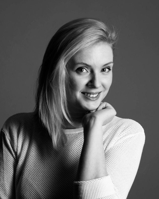 Franziska Wolf-Tsintsari, Porträt in Schwarzweiß vor dunklem Hintergrund